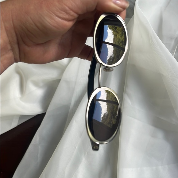 Gucci Oval Black Sunglasses - Picture 2 of 11